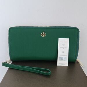 Tory Burch Green York Zip Passport Continental Wallet. NWT